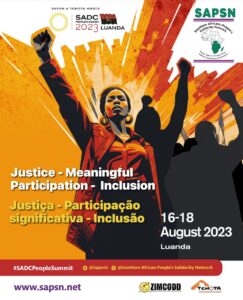 Organizações da Sociedade Civil Angolana membros da plataforma TCHOTA acolheram diversos movimentos sociais da Comunidade de Desenvolvimento da África Austral durante a Cimeira dos Povos em Luanda, realizada entre os dias  16 e 18 de Agosto sob o lema ‘Justiça, Participação Significativa e Inclusão’.

 Reunidos de comum acordo, os participantes à Cimeira de Luanda entendem:

Desafiar as narrativas e discursos dominantes e discutiram os direitos, as experiências e aspirações dos mais afectados pela dominação neoliberal e marginalização na região;
Comprometer-se uma vez mais com a inclusão de todas as mulheres, homens e crianças da Comunidade de Desenvolvimento da África Austral, nas decisões tomadas pelos Estados membros, através da solidariedade e acção colectiva para uma comunidade mais justa, pacífica e próspera para todas e todos;
Envolver e influenciar colectivamente os Chefes de Estado e de Governo da SADC no sentio de  promoverem e apoiarem as aspirações e esperanças articuladas dos grupos pobres e marginalizados da região.
Num momento de grandes promessas e incertezas globais, como representantes das Organizações da Sociedade Civil partilhamos com os Chefes de Estado e de Governo,  as nossas reflexões, preocupações e recomendações sobre as condições prevalecentes que afectam os homens, as mulheres e crianças da Região, num momento de grande promessa e incerteza global.

1. JUSTIÇA CLIMÁTICA.

Aumentar o alarme sobre os impactos desproporcionais da crise climática nas pessoas mais vulneráveis da Região, como exemplificado pelo Ciclone Freddy, que matou mais de 600 pessoas no Malawi e deslocou mais de mil outras. Notamos que as acções humanas, como a exploração de recursos naturais e os processos de industrialização dependentes de combustíveis fósseis, exacerbam as mudanças climáticas na região, resultando em secas cíclicas cada vez mais intensas, ciclones, na escassez de água, em conflitos relacionados ao clima e no deslocamento em massa de migrantes climáticos.

Exigimos a integração das questões das mudanças climáticas nas políticas públicas que devem ser mais inclusivas;
Exigimos maior investimento na adaptação climática e investimento no capital humano à luz da ética para a sustentabilidade e da justiça intra e intergeracional;
Exortamos que se tenha em consideração todos os riscos climáticos na tomada de decisão e nos instrumentos de governança, com atenção especial aos grupos mais vulneráveis, como os sem-terra, comunidades afectadas pela indústria extrativa mineira, pastores, pequenos agricultores, pescadores e outros grupos cujos meios de subsistência dependem directamente dos recursos naturais existentes e outros a serem explorados;
Apelamos a uma maior inclusão das comunidades na exploração dos recursos naturais e maior apoio financeiro para que as elas possam contribuir de forma sustentável para o alcance das contribuições determinadas nacionalmente (NDC).
2. TRANSFORMAÇÃO DE CONFLITO

Moçambique e o conflito no leste da RDC continuam e exigem uma agenda cada vez mais concertada entre os membros da SADC. As medidas de contenção de conflitos devem considerar o impacto do militarismo na vida das comunidades nas zonas de conflito.

Exigimos respostas urgentes para a protecção das vítimas e a garantia tangíveis dos direitos humanos e humanitários das populações impactadas assim como exigimos uma maior transparência e coerência em relação às reais causas desses conflitos resultantes da exploração dos recursos.

A região Austral é considerada uma das regiões com maior estabilidade, no entanto, estes conflitos e a crescente militarização de grupos insurgentes bem como o fenómeno do terrorismo que afecta Moçambique, devem ser uma preocupação constante para  garantir uma paz efectiva e estabilidade nas áreas afectadas.

3. JUSTIÇA ECONÓMICA

Reiterando as nossas preocupações compartilhadas sobre os impactos negativos das políticas económicas neoliberais em todos os países da Comunidade de Desenvolvimento da Região, enunciadas por medidas de austeridade injustas, o excesso de impostos, o alto endividamento e a capacidade reduzida dos Estados de fornecer bens e serviços públicos adequados às mulheres, crianças e homens vulneráveis na região.

Apelamos a um crescimento económico centrado nas pessoas e na distribuição justa dos recursos para modernizar as cadeias de valor locais,  promover a agregação de valor através da competitividade e diversificação de produtos tendo como alcance a  promoção dum comércio livre e justo entre os países da comunidade;
Instamos os líderes dos estados membros da SADC a comprometerem-se com a remoção das barreiras não tarifárias e com a implementação rápida do regime comercial simplificado;
Apelamos aos líderes dos Estados Membros da  SADC a investir e melhorar as estratégias de empoderamento económico das mulheres, apoiando deste modo participação de mulheres empresárias nas cadeias de valor regionais seleccionadas e facilitando de” facto e de jure” a sua inclusão financeira.
Nos termos da justiça social e económica, os líderes dos Estados membros da SADC devem facilitar a inclusão do sector informal,  dos pequenos agricultores, pequenos comerciantes, mineiros artesanais, garimpeiros e comerciantes transfronteiriços materializando assim os acordos comerciais regionais e pan-africanos sobre zona de livre comércio já ratificados, incluindo o Acordo de Livre Comércio Continente Africano  e outros por ratificar no futuro;
Instamos as lideranças dos estados membros da SADC a endossar e apoiar o apelo para uma Convenção Tributária das Nações Unidas juridicamente vinculativa bem como  a imposição de receitas redistributivas e impostos sobre a riqueza para atender às necessidades de recursos dos grupos pobres e marginalizados em todos os países da região;
Exigimos o fortalecimento dos esforços regionais para reduzir a dependência da dívida por meio de mecanismos de financiamento regional por via de processos transparentes e responsáveis de gestão da dívida assim  como exigimos um apelo colectivo da África Austral por mecanismos de resolução da dívida global juridicamente vinculativos.
4. JUSTIÇA DE GÉNERO E DIREITOS DAS MULHERES

Considerando que em Angola, em particular e não só,  as mulheres continuam enfrentando a informalidade e a pobreza extrema, mesmo com todos os tratados internacionais como o Protocolo de Maputo e os Objectivos de Desenvolvimento Sustentável.

As desigualdades de género devem ser discutidas considerando questões de classe social. Deste modo, o empoderamento deve ser entendido como um processo colectivo que acolhe as diferenças entre mulheres e meninas de diferentes contextos. Logo, torna-se urgente melhorar e garantir efectivamente um orçamento geral sensível ao género, focado em políticas económicas que empoderem financeiramente as mulheres e não só;
Exigimos políticas públicas que reduzam as desigualdades entre homens e mulheres, lembrando que é função do Estado aprimorar e monitorar os programas para que produzam resultados reais na vida das mulheres e meninas de todos os países da comunidade;
Exortar os líderes da SADC a promover e facilitar a inclusão das mulheres nos espaços de tomada de decisão, não apenas através da integração simbólica do género, mas também e sobretudo, no cumprimento dos compromissos reais e impactantes na luta contra as desigualdades de género.
5. DIREITOS HUMANOS, GOVERNANÇA E DEMOCRACIA

Preocupados com o crescente autoritarismo, a redução do espaço cívico e o militarismo nos países da região:

Imploramos à todos os Estados Membros da SADC para que defendam as democracias abertas fundadas no constitucionalismo. O silêncio sobre questões políticas internas pode exacerbar os desafios económicos, levando à migração económica. Defendemos o reconhecimento do vínculo fundamental entre estabilidade política e prosperidade económica, através da criação de  condições de vida sustentáveis para todos e todas.
Zimbábue.

Tendo em mente as próximas Eleições Harmonizadas no Zimbábue num ambiente eleitoral falho presidido por um órgão de gestão eleitoral partidário que propicia um acesso desigual à mídia, gerrymandering, leis draconianas, judiciário capturado e repressão contínua das vozes dissidentes e dos oponentes políticos

            •  Alertamos para a possibilidade iminente de uma eleição disputada sem garantia de                                       transferência pacífica de poder;

Exortamos os líderes dos estados membros a reconhecer a crise de governação no Zimbabwe assim como exigimos uma intervenção significativa que assegure uma eleição pacífica, credível, livre e justa, obrigando desta forma o Governo do Zimbabwe a aderir estritamente aos princípios e orientações que regem as eleições; pertinentes para a obtenção de condições mínimas para um
Outrossim, instamos os chefes de estados membros a obrigar o órgão de gestão eleitoral no Zimbábue a divulgar imediatamente as listas dos eleitores de acordo com a constituição do país.
Eswatini

Envergonhados pelo fracasso contínuo dos líderes dos estados membros da SADC que não  tomam medidas decisivas para resolver a crise de governança no país, apesar das inúmeras missões de averiguação e do compromisso de facilitar um processo de diálogo nacional liderado pela SADC em Eswatini solidários com as massas reprimidas de Eswatini pedimos:

A libertação imediata dos prisioneiros de consciência
A revogação da extinção dos partidos políticos;
A revogação de todas as leis repressivas, incluindo a Lei de Sedição e Actividades Subversivas de 1938 (SSA) e a Lei de Supressão de Terrorismo de 2008;
A implementação de um processo de diálogo nacional inclusivo conduzido pela SADC com vista ao aprovação de uma constituição democrática que viabilizem a realização de eleições livres e justas sob uma dispensa multipartidária;
A SADC conduza uma investigação imparcial sobre o cruel assassinato de Thulani Maseko e advogue uma justiça para as vítimas da repressão política no Reino de Eswatini
6. MIGRAÇÃO E Apatridia.

No reconhecimento

das obrigações dos Estados sob várias convenções e tratados internacionais e regionais para proteger a dignidade e os direitos de todas as pessoas, incluindo seus direitos contra tratamento cruel, desumano e degradante e privação arbitrária de liberdade
dos compromissos assumidos por Estados da SADC, incluindo o “Migration for Southern African Dialogue (Diálogo sobre Migração na África Austral), recomendamos:
A harmonização e aplicação doméstica de todas as leis, normas e padrões internacionais e regionais aplicáveis aos direitos das pessoas documentadas, incluindo apátridas e migrantes;
Assegurar que as pessoas detidas com base na sua situação documental sejam tratadas com humanidade e, queindependentemente da sua situação migratória, nacionalidade, género, etnia, raça ou outras, recebam toda a protecção legal aplicável, de acordo com o direito internacional, e demais normas e padrões aplicáveis;
A implementação de mecanismos contra a detenção de pessoas indocumentadas, incluindo mecanismos para alternativas não privativas de liberdade à detenção.
7. GOVERNANÇA DOS RECURSOS NATURAIS

Observando que numerosas comunidades que servem como hospedeiras para operações de mineração continuam a sofrer várias formas de violações de direitos humanos, com suas queixas amplamente ignoradas e não abordadas. A transição energética justa poderia ser apenas colocando as pessoas e o planeta no centro. Isso só aconteceria através de consultas significativas, participação e inclusão de comunidades marginalizadas e vulneráveis. As comunidades devem recuperar seu poder e desmantelar o modelo capitalista de mineração que mina suas vozes.

É necessária uma política industrial regional que inclua o beneficiamento mineral e a aglomeração regional para promover o investimento, o comércio e a livre circulação de pessoas entre os Estados-Membros. Por outras palavras, não devemos exportar os nossos recursos minerais para fora do continente e “recomprá-los a um preço mais elevado”.
O trabalho infantil e a exploração devem acabar, e as receitas dos minerais de transição devem ser canalizadas para políticas sociais sustentáveis que apoiem as crianças de famílias indigentes a aceder à educação subsidiada.
Devem ser promovidos regimes fiscais transparentes para travar a corrupção, a evasão fiscal e as desigualdades dentro e entre as nações.
Os Estados-membros da SADC devem adotar o Mecanismo de Reparação de Queixas para lidar com conflitos que possam emanar de regimes de tributação e mineração que não beneficiem as comunidades ou impactos prejudiciais envolvendo ASM e minerais de transição. Isso garantirá que todas as queixas e preocupações levantadas por várias partes interessadas em relação às operações de mineração sejam tratadas de maneira consistente e justa, ao mesmo tempo em que promove práticas de mineração responsáveis e sustentáveis que priorizam o bem-estar das comunidades locais e do meio ambiente.
8. PLANO DE DESENVOLVIMENTO ESTRATÉGICO INDICATIVO REGIONAL DA SADC

Cientes do potencial transformador do Plano Indicativo de Desenvolvimento Estratégico Regional da SADC.

Encorajamos o Secretariado da SADC a expandir a participação dos NSAs (Actores não Estatais) nos processos regionais através da operacionalização total do Mecanismo Regional de Envolvimento dos NSA e da inclusão dos NSA nas consultas regionais e nos grupos de trabalho técnicos para documentar  a monitorização, a avaliação, os relatórios e as iniciativas regionais planeadas conforme descrito no RISDP ;
Exigimos o estabelecimento de um mecanismo de financiamento para facilitar a participação dos NSAs tanto a nível regional como nacional;
Instamos os Estados Membros da SADC a envolver os NSAs nos seus países nas Directrizes de Acreditação de NSA propostas, seguidas da aprovação atempada das directrizes na próxima reunião do Conselho de Ministros da SADC;
Exortamos os Estados Membros da SADC a acelerar a operacionalização dos Fundos de Desenvolvimento Regional e de Desenvolvimento Agrícola para garantir o apoio adequado à implementação do RISDP, particularmente no sentido de apoiar os pequenos agricultores e os sistemas alimentares diversificados nutritivos sustentáveis assim com as intervenções de SSR para adolescentes e pessoas jovens.
9. Movimentos Juvenis e Estudantis

O futuro dos jovens da região da SADC só poderá er alcançado através da paz, da liberdade, da justiça do respeito pelos direitos humanos.  A este respeito, queremos enfatizar que os jovens estão desapontados com a falta de visão e inconsistência das políticas e acções dos estados membros da SADC no que diz respeito ao empoderamento,  ao desenvolvimento,  à inclusão e plena participação dos jovens nos processos de tomada de decisão.

De resto, os jovens estão alarmados com a falta de vontade política para enfrentar os problemas perenes que os  afectam tais  como o alto nível de desemprego, as desigualdades,  a pobreza, a má gestão da migração e a mudança climática, bem como a “usurpação” do espaço democrático na região.

Os jovens, em contrapartida, resolvem:

Retaliar a importância da participação plena e efectiva da juventude e das organizações juvenis aos níveis local, nacional, regional e internacional na política,  na liderança e nos processos de tomada de decisão;
Desafiam o extractivismo , exijem justiça climática e assim como assumpção da propriedade total dos recursos naturais da região para o desenvolvimento centrado nas pessoas;
Exigem uma  educação descolonizada de qualidade acessível localmente e igualmente acessível na região;
Levam a cabo acções imediatas para permitir a livre circulação de bens e pessoas na região assim como ea remoção de vistos para permitir uma verdadeira integração e desenvolvimento regional.